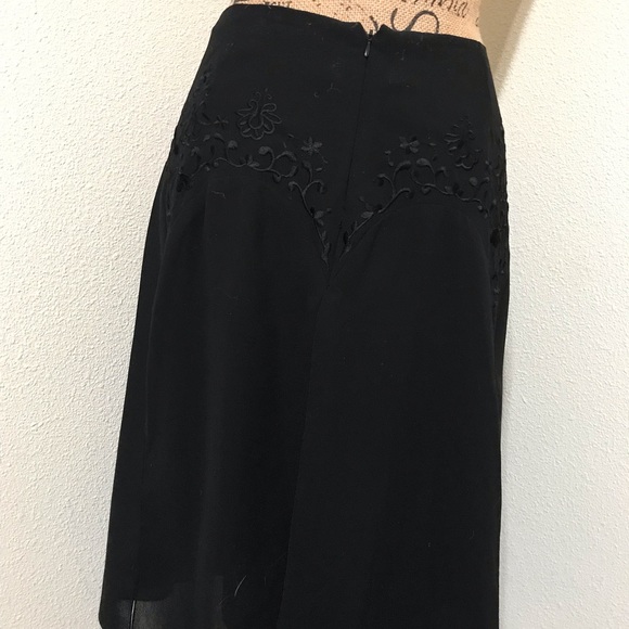 Black-lined Skirt with 6 embroidered panels. - Picture 5 of 6